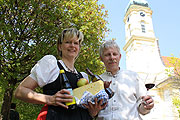 Gerhard Hock (mit Gattin) vom Amt für Landwirtschaft und Forsten Kempten präsentieren Erzeugnisse wie: Käse, Äpfel, Rapsöl Schinken aus dem Allgäuer Land (Foto: Marikka-Laila Maisel)